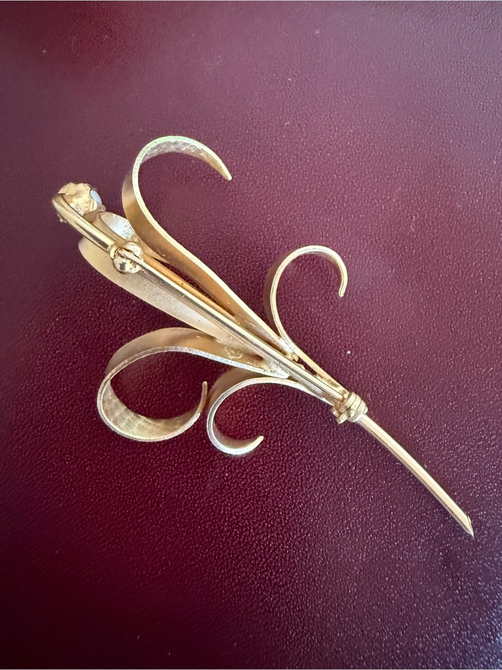 Vintage 1960s Gold-Tone Floral Swirl Brooch with Pearl Accent - Picture 8 of 10
